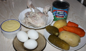 Салат оливье с курицей под соусом айоли