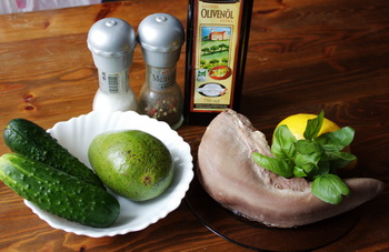 Салат с языком и авокадо