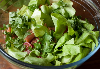 Салат с лососем и помидорками черри