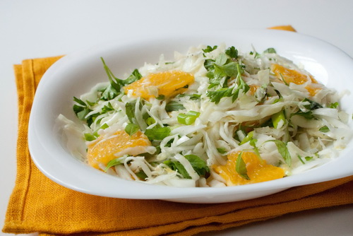 Салат из капусты с апельсинами и зеленью