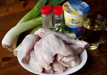 Курица с луком пореем и сметанным соусом