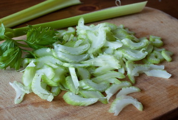 Сельдерейно огуречный салат