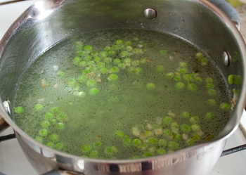 Суп пюре из зеленого горошка с сырно луковыми гренками