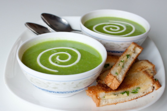 Суп пюре из зеленого горошка с сырно луковыми гренками