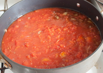 Томленая в томатном соусе треска с черносливом