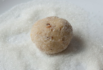 Сахарное печенье с грецкими орехами