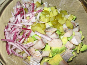 Салат с сельдью и авокадо
