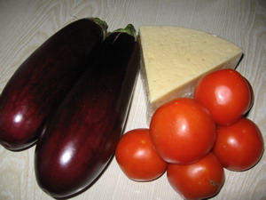 Баклажаны, запеченные с сыром и помидорами
