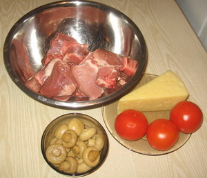 Мясо, запеченное с грибами и помидорами