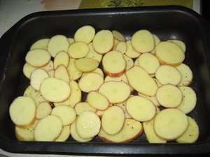 Курочка, запеченная с молодым картофелем и томатами