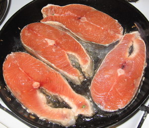 Пряные стейки лосося
