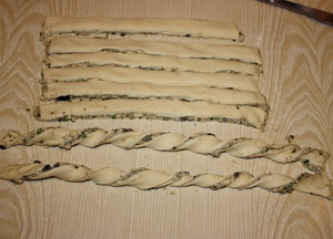 Слоеные палочки с маслинами и фетой