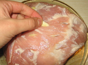 Мясо, запеченное с чесноком в фольге