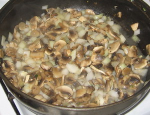 Мясной рулет с брокколи и грибами