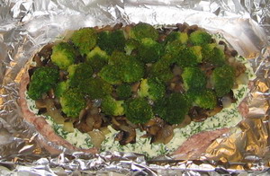 Мясной рулет с брокколи и грибами
