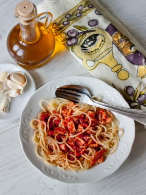 Спагетти с ветчиной в томатном соусе