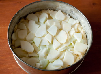 Кладем яблоки на тесто