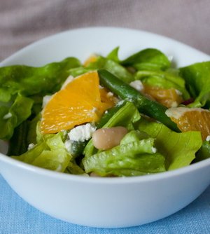 Салат с фасолью и апельсином и фетой
