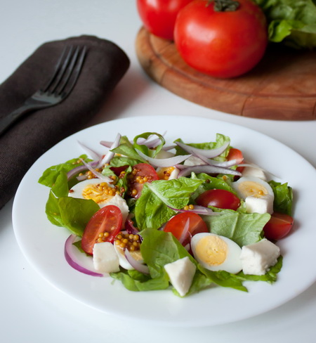 Рецепт салата из моцареллы, томатов и перепелиных яиц