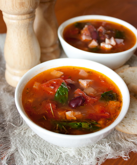 Мясной суп с фасолью и томатами