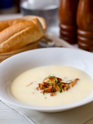 Чесночный крем-суп с лисичками