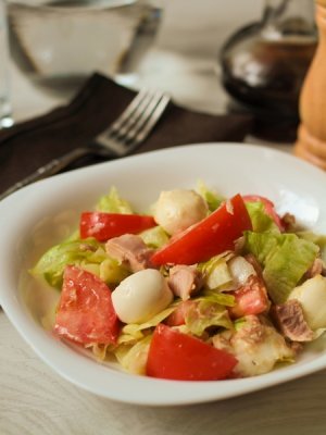 Легкий салат с тунцом и моцареллой