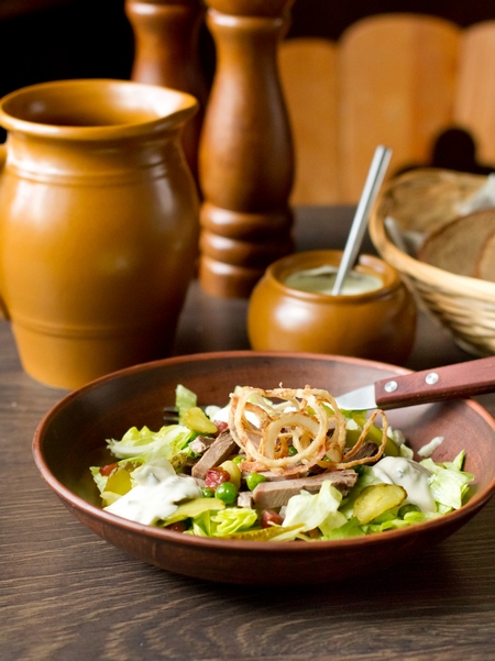 Рецепт салата из языка с зеленым горошком