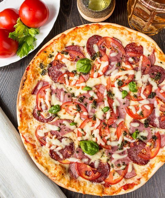 Рецепт пиццы с томатами и ветчиной