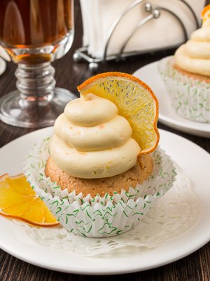 Арахисовые капкейки с медово-апельсиновым кремом