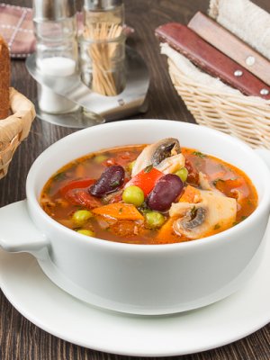 Овощной суп с беконом и фасолью