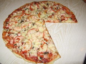 Пицца с шампиньонами, помидорами и колбасой