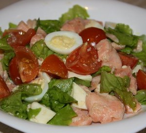 Салат с лососем и моцареллой